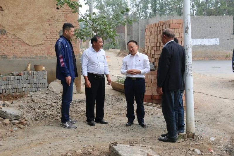扶貧路上  攜手同行——弘義集團黨委書記、董事長張秀峰一行 到定點幫扶村調(diào)研